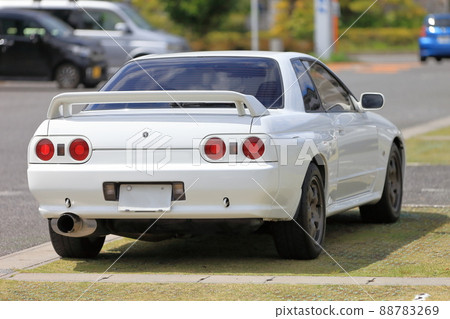 一輛白色跑車在停車場的形象 一輛白色跑車在停車場的形象 88783269