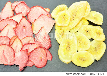 Banana chips and strawberry chips 88783471
