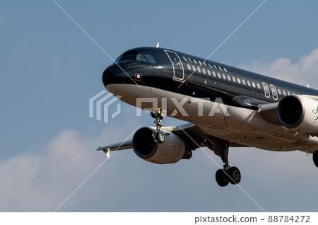 Star Flyer A320 客機在著陸前在藍天中飛行 88784272