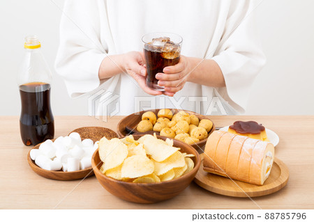 中間女人吃零食 中間女人吃零食 88785796