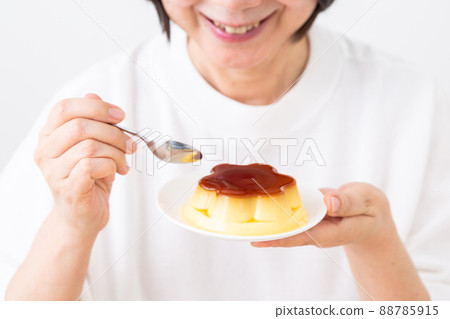中間女人吃布丁 中間女人吃布丁 88785915