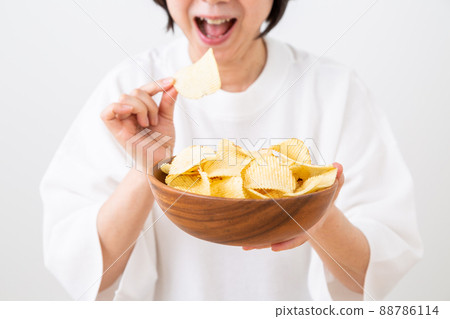 吃薯片的中年婦女 88786114