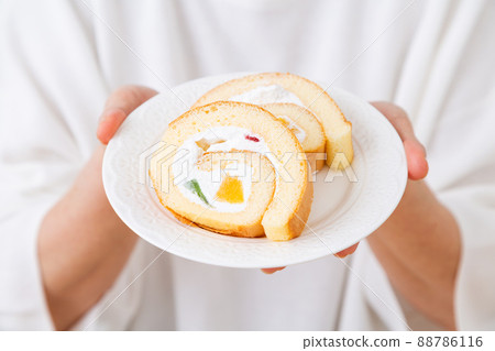 拿著捲餅的中間女人 88786116