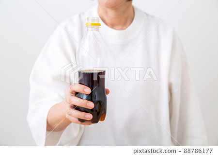 中間女人喝可樂 中間女人喝可樂 88786177