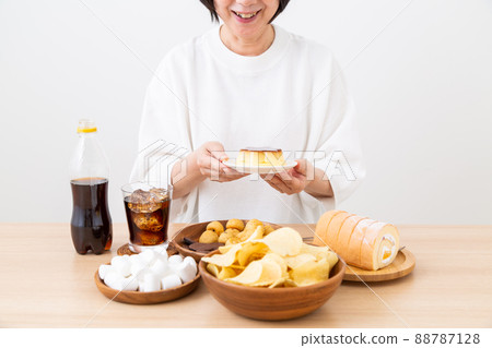 中間女人吃零食 中間女人吃零食 88787128