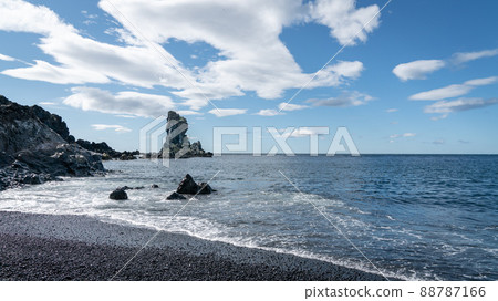 A scenic view of the Djupalonssandur beach. Volcanic lava rocks at Djupalonssandur beach in Snaefellsnes peninsula in Western Iceland. Snaefellsjokull National Park 88787166