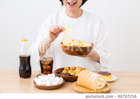 中間女人吃零食 88787256