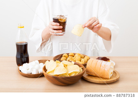 中間女人吃零食 中間女人吃零食 88787318
