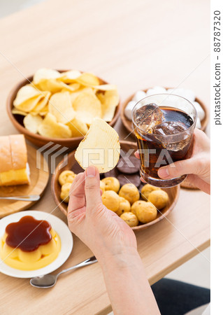中間女人吃零食 中間女人吃零食 88787320