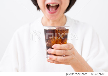 Middle woman drinking cola 88787686
