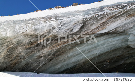 A huge ice wave froze in the mountains 88788689