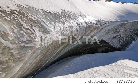 A huge ice wave froze in the mountains 88788739