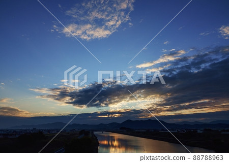 Reflection on the sunrise sky and river surface in early winter ・ 211114am 88788963
