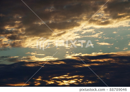 初冬的早晨天空和日出雲彩，長焦，211114am 88789046