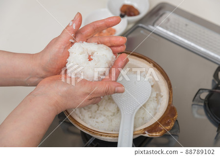 【中年家庭主婦煲飯糰】 88789102