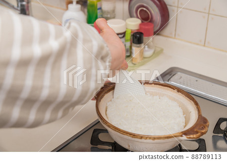 [中間主婦用砂鍋攪拌剛煮好的米飯] 88789113
