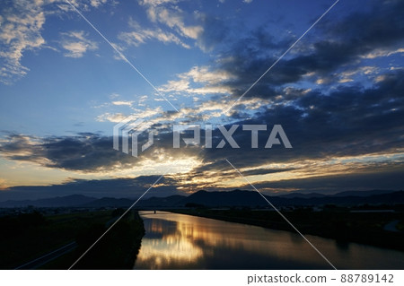 初冬日出天空和河面的倒影・ 211114am 初冬日出天空和河面的倒影・ 211114am 88789142