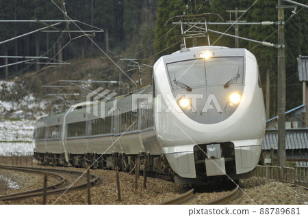 北陸本線栗良五十鈴 JR 西 683 系列 S01 + S24 編隊(金澤)白鷺 北陸本線栗良五十鈴 JR 西 683 系列 S01 + S24 編隊(金澤)白鷺 88789681
