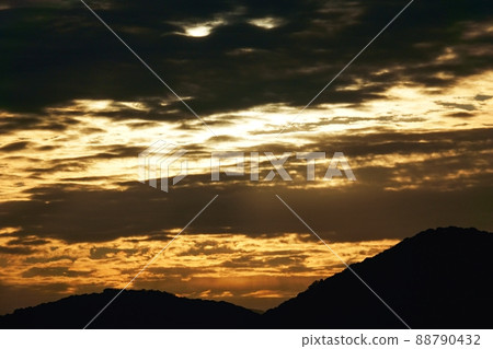 Morning sky in early winter・Light shining on the mountains・Telephoto・211114am 88790432