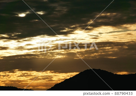 Morning sky in early winter・Light shining on the mountains・Telephoto・211114am 88790433