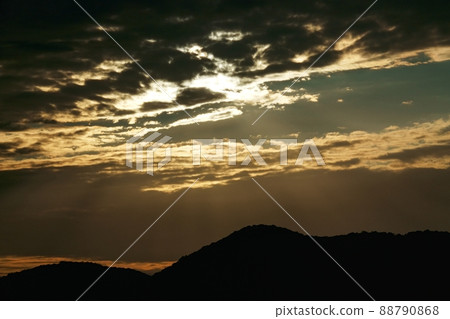 Morning sky in early winter・Light shining on the mountains・Telephoto・211114am 88790868