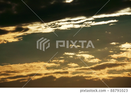 Early winter morning sky, clouds illuminated by the morning sun, telephoto, 211114am 88791023