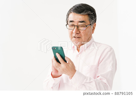 操作智能手機的老人 88791105