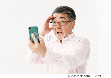 操作智能手機的老人 88791108