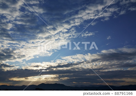 Refreshing morning sky in early winter・Clouds illuminated by the morning sun・211114am 88791166