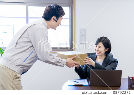 Business woman receiving luggage 88792271