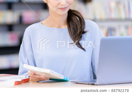出借圖書的圖書管理員 攝影合作:中央工業大學附屬日語學校 出借圖書的圖書管理員 攝影合作:中央工業大學附屬日語學校 88792278