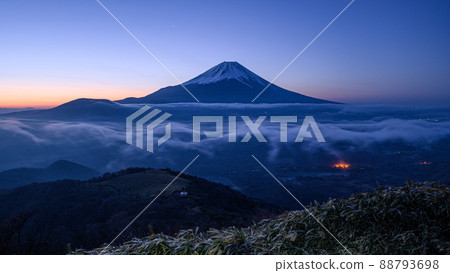 （山梨縣）從龍岳看到的朝霧和富士山 88793698