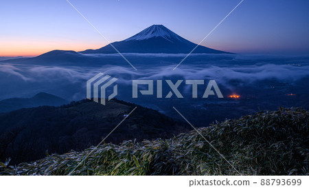 （山梨縣）從龍岳看到的朝霧和富士山 88793699