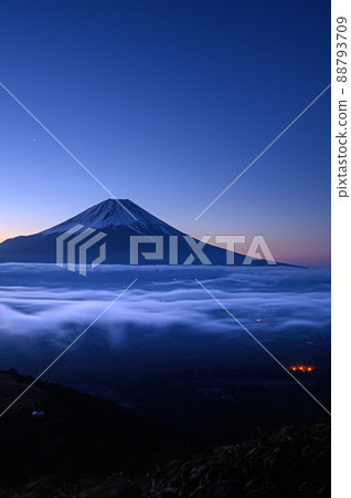 （山梨縣）從龍岳看到的朝霧和富士山 88793709
