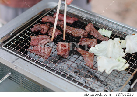 Kalbi grilled on a barbecue stove 88795236