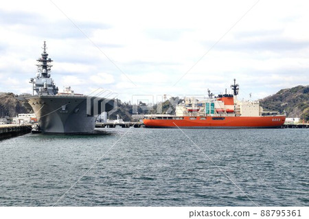 At the military port, Yokosuka ... Escort ship Izumo Antarctic research ship Shirase At the military port, Yokosuka ... Escort ship Izumo Antarctic research ship Shirase 88795361