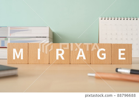 海市蜃樓的形象 | 桌子上寫著“MIRAGE”的積木 88796688
