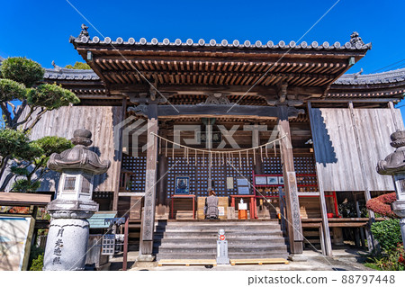People who visit the main hall of Ishiyakushiji Temple in autumn, Suzuka City, Mie Prefecture People who visit the main hall of Ishiyakushiji Temple in autumn, Suzuka City, Mie Prefecture 88797448