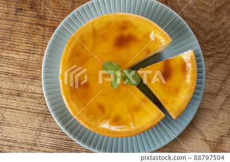 Cut cheesecake 88797504