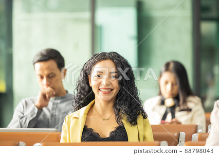 At the airport, a businessperson passes the time. waiting for the plane to take off 88798043
