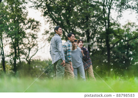 4 college students, professional students, youth watching, men and women lined up 4 college students, professional students, youth watching, men and women lined up 88798583