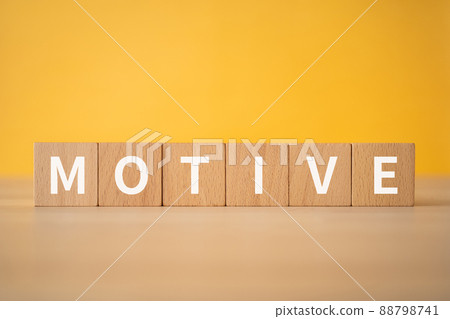 上面寫著“MOTIVE”的積木 上面寫著“MOTIVE”的積木 88798741