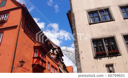 歐洲城市景觀（藍天和建築物） 88799601