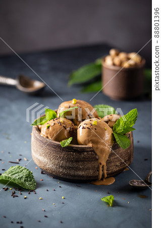 Coffee or chocolate ice cream Coffee or chocolate ice cream 88801396