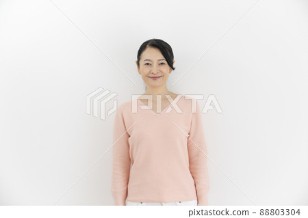 一個 40 多歲的女人微笑著看著相機的肖像 88803304