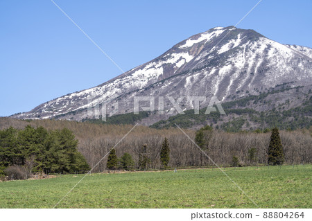 Blue sky and Mt. Bandai in spring, Inawashiro Town, Fukushima Prefecture 88804264