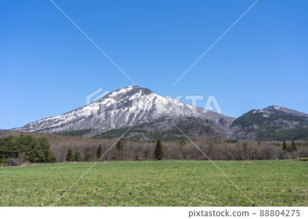 福島縣豬苗代町春天的藍天和萬代山 88804275