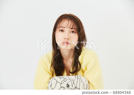 黃色針織少女時尚劉海劉海的年輕女子 88804388