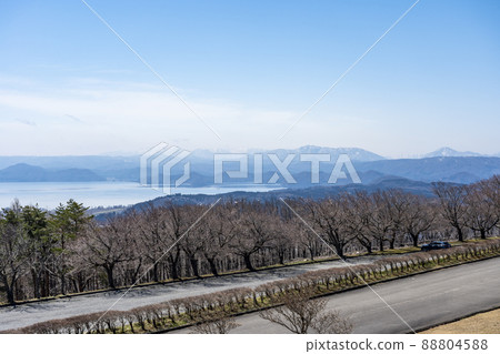 從福島縣豬苗代町昭和之森公園（天橋台）鳥瞰藍天和豬苗代湖 88804588