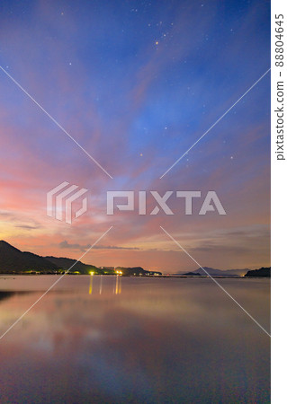 升起在日出天空的瀨戶內獵戶座的夏日星空 88804645